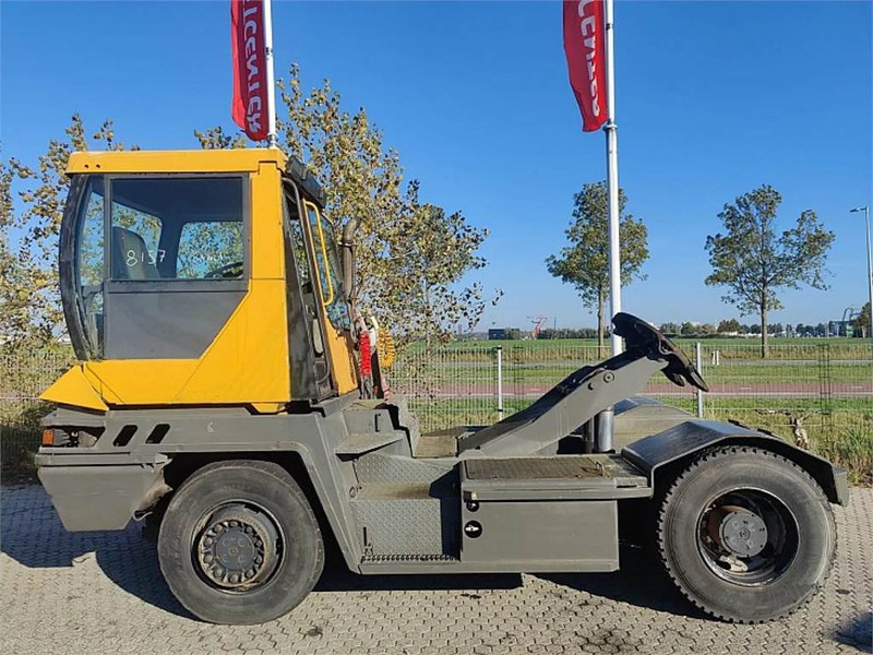 Terberg RT222 4x4 - Tracteur portuaire: photos 3 Terberg RT222 4x4 - Tracteur portuaire: photos 3