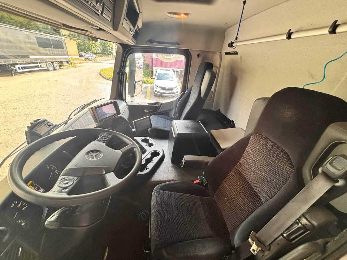 MERCEDES Antos 1824 - Camion fourgon: photos 4 MERCEDES Antos 1824 - Camion fourgon: photos 4