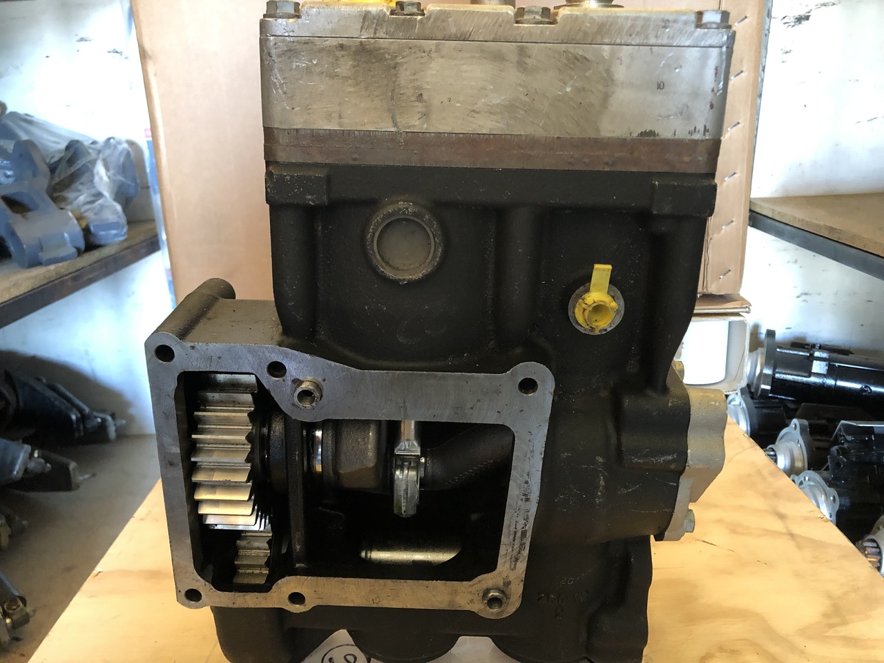 AIR COMPRESSOR MAN TGA 2 CYLINDERS MAN TGA - Compresseur pour Camion: photos 2 AIR COMPRESSOR MAN TGA 2 CYLINDERS MAN TGA - Compresseur pour Camion: photos 2