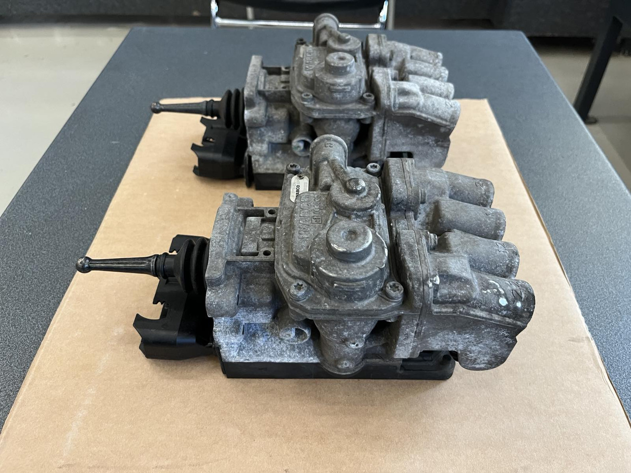 FOOT BRAKE VALVE ELECTRONIC BRAKE SYSTEM MAN TGM-TGL - Pièces de frein pour Camion: photos 2 FOOT BRAKE VALVE ELECTRONIC BRAKE SYSTEM MAN TGM-TGL - Pièces de frein pour Camion: photos 2