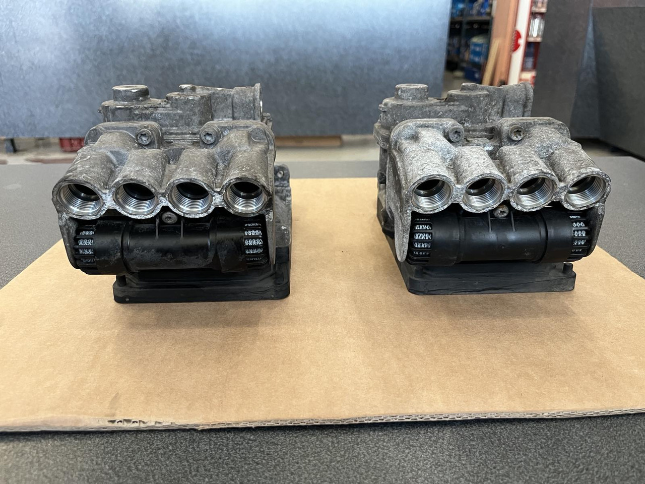 FOOT BRAKE VALVE ELECTRONIC BRAKE SYSTEM MAN TGM-TGL - Pièces de frein pour Camion: photos 3 FOOT BRAKE VALVE ELECTRONIC BRAKE SYSTEM MAN TGM-TGL - Pièces de frein pour Camion: photos 3