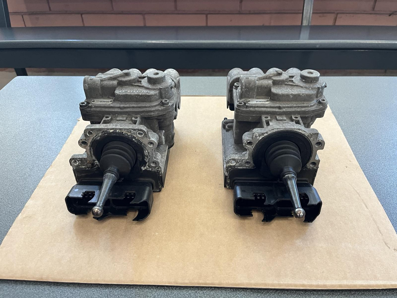 FOOT BRAKE VALVE ELECTRONIC BRAKE SYSTEM MAN TGM-TGL - Pièces de frein pour Camion: photos 1 FOOT BRAKE VALVE ELECTRONIC BRAKE SYSTEM MAN TGM-TGL - Pièces de frein pour Camion: photos 1