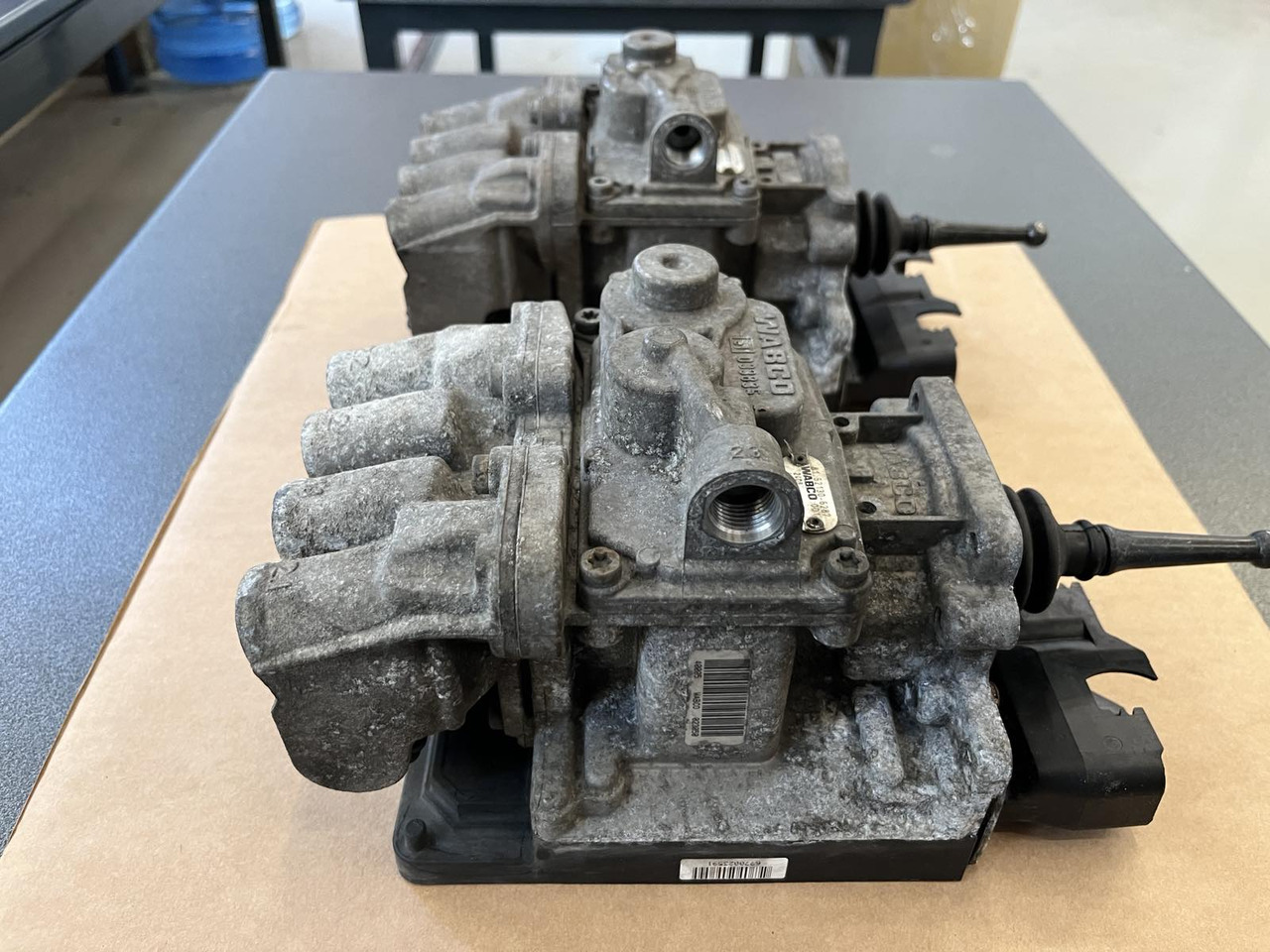 FOOT BRAKE VALVE ELECTRONIC BRAKE SYSTEM MAN TGM-TGL - Pièces de frein pour Camion: photos 4 FOOT BRAKE VALVE ELECTRONIC BRAKE SYSTEM MAN TGM-TGL - Pièces de frein pour Camion: photos 4