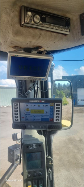 Chargeuse sur pneus New Holland W270: photos 6