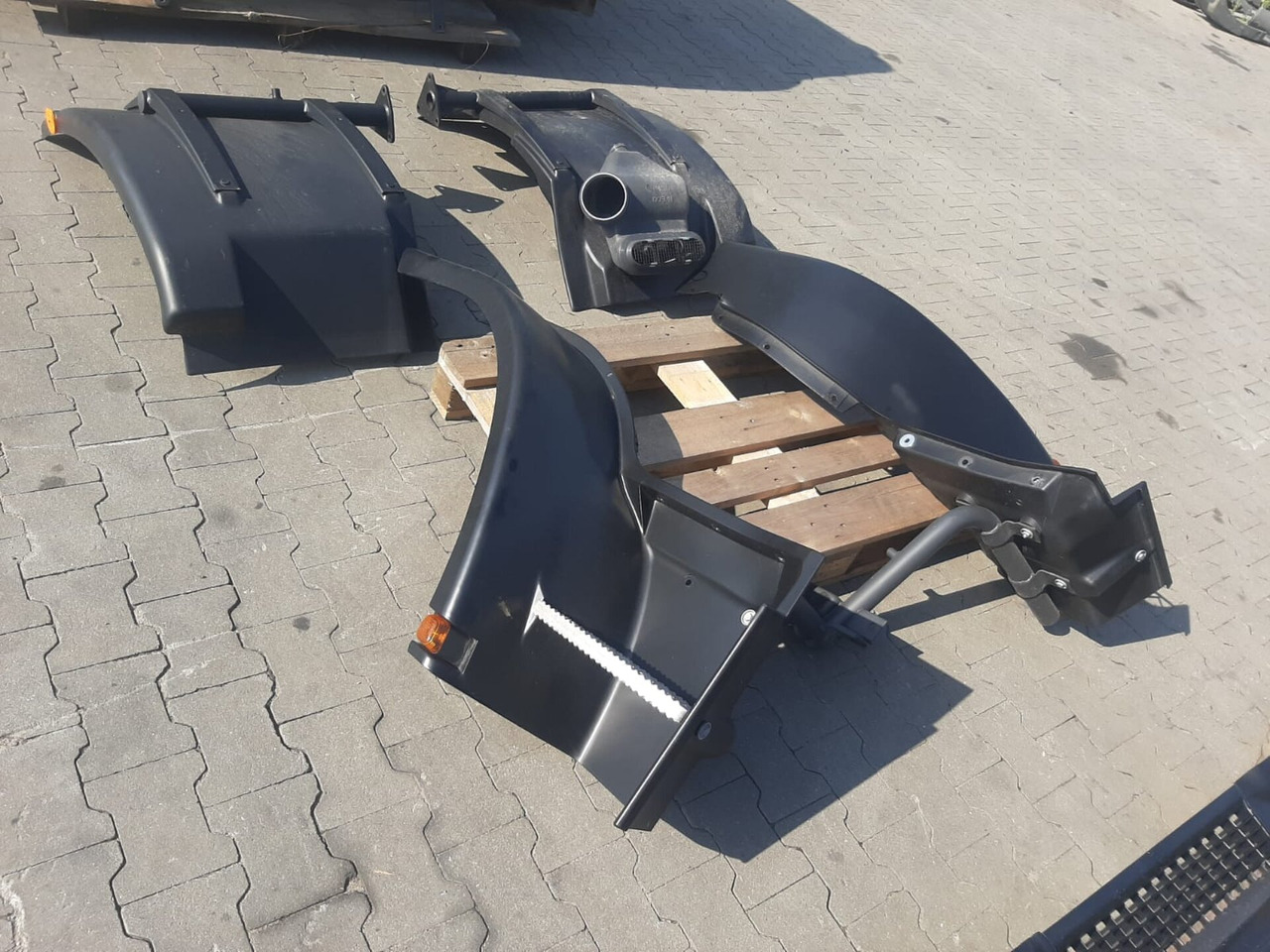 IVECO EUROCARGO 150-280 EURO 5-6 CABINE 4X4 NIEUW HANDMATIG 000135 - Cabine pour Camion: photos 3 IVECO EUROCARGO 150-280 EURO 5-6 CABINE 4X4 NIEUW HANDMATIG 000135 - Cabine pour Camion: photos 3