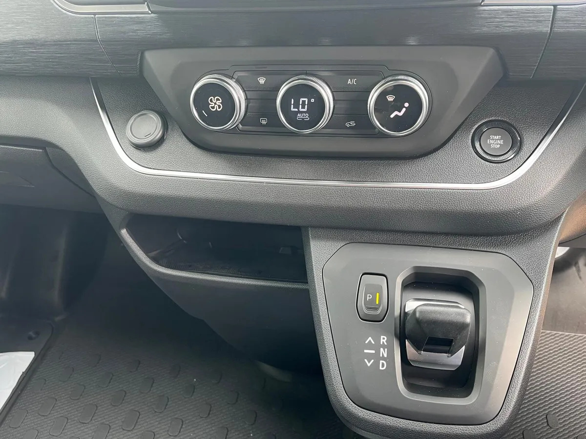 Transport de personnes 2025 Renault Trafic Combi 170BHP Auto: photos 8