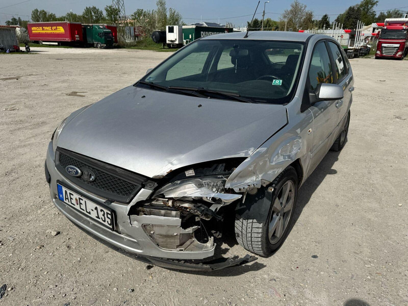 Ford Focus 1,6 i - Damaged Car - Voiture à hayon: photos 1 Ford Focus 1,6 i - Damaged Car - Voiture à hayon: photos 1