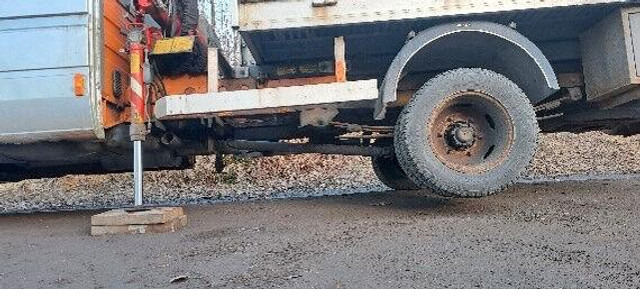 Camion benne, Camion grue Mercedes-Benz 413 - Doka tipper+crane with gripper: photos 15