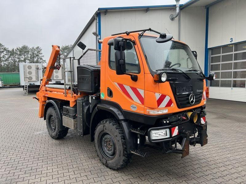 Mercedes-Benz Unimog U 20 4x4 Skip loader - Camion multibenne: photos 1 Mercedes-Benz Unimog U 20 4x4 Skip loader - Camion multibenne: photos 1