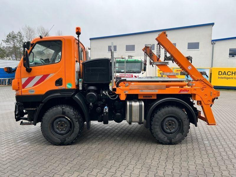 Mercedes-Benz Unimog U 20 4x4 Skip loader - Camion multibenne: photos 4 Mercedes-Benz Unimog U 20 4x4 Skip loader - Camion multibenne: photos 4