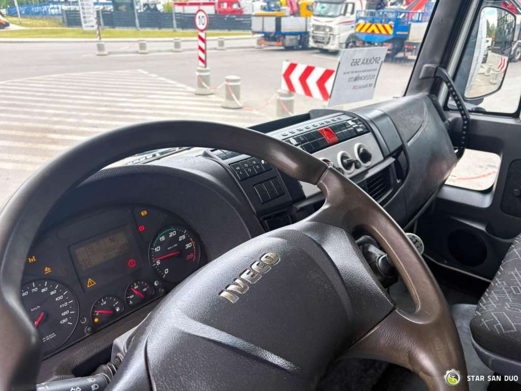 Camion grue Iveco   Eurocargo 4x4 HMF 202 Euro 6 mileage: 76,000 k: photos 15