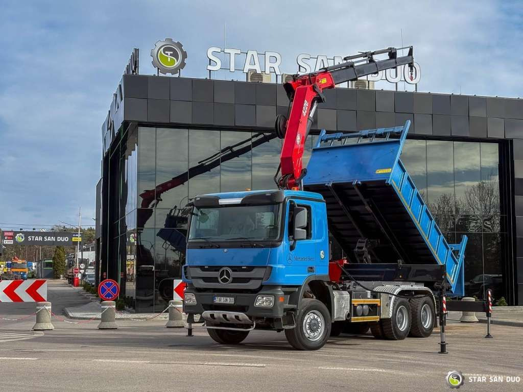 Mercedes-Benz ACTROS 3341 6x6 HMF 4220 K4 CRANE KIPPER - Camion grue: photos 1 Mercedes-Benz ACTROS 3341 6x6 HMF 4220 K4 CRANE KIPPER - Camion grue: photos 1