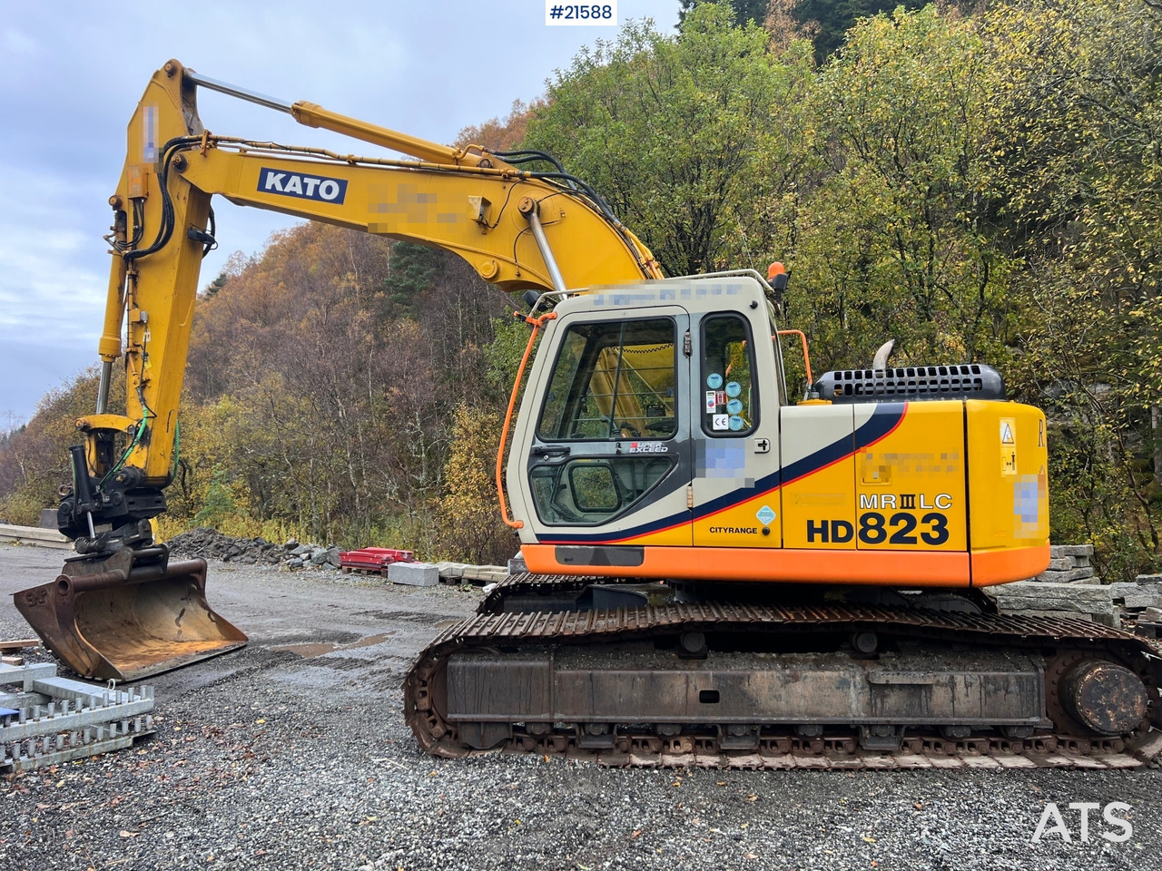 Kato HD 823 MR gravemaskin m/ rototilt, pusseskuff, atlas Copco kompressor , tamrock boretårn, skuffe m/klype, tannskuffe m/ skjær,smalskuffe, hydraulisk soldeskuffe og pigg - Pelle sur chenille: photos 1 Kato HD 823 MR gravemaskin m/ rototilt, pusseskuff, atlas Copco kompressor , tamrock boretårn, skuffe m/klype, tannskuffe m/ skjær,smalskuffe, hydraulisk soldeskuffe og pigg - Pelle sur chenille: photos 1