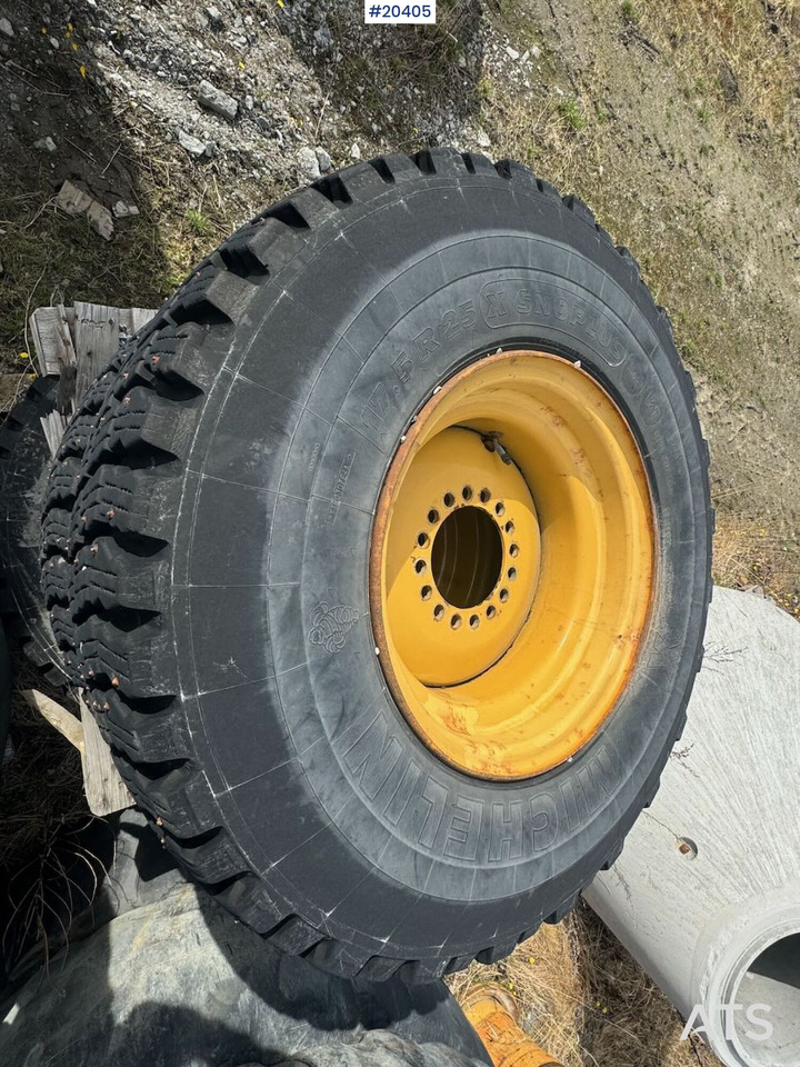 Michelin vinterdekk m/ felg - Pneus et jantes pour Engins de chantier: photos 4 Michelin vinterdekk m/ felg - Pneus et jantes pour Engins de chantier: photos 4