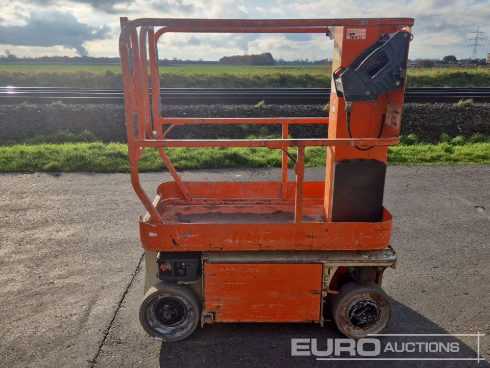 2010 JLG 1230ES - Nacelle: photos 2 2010 JLG 1230ES - Nacelle: photos 2