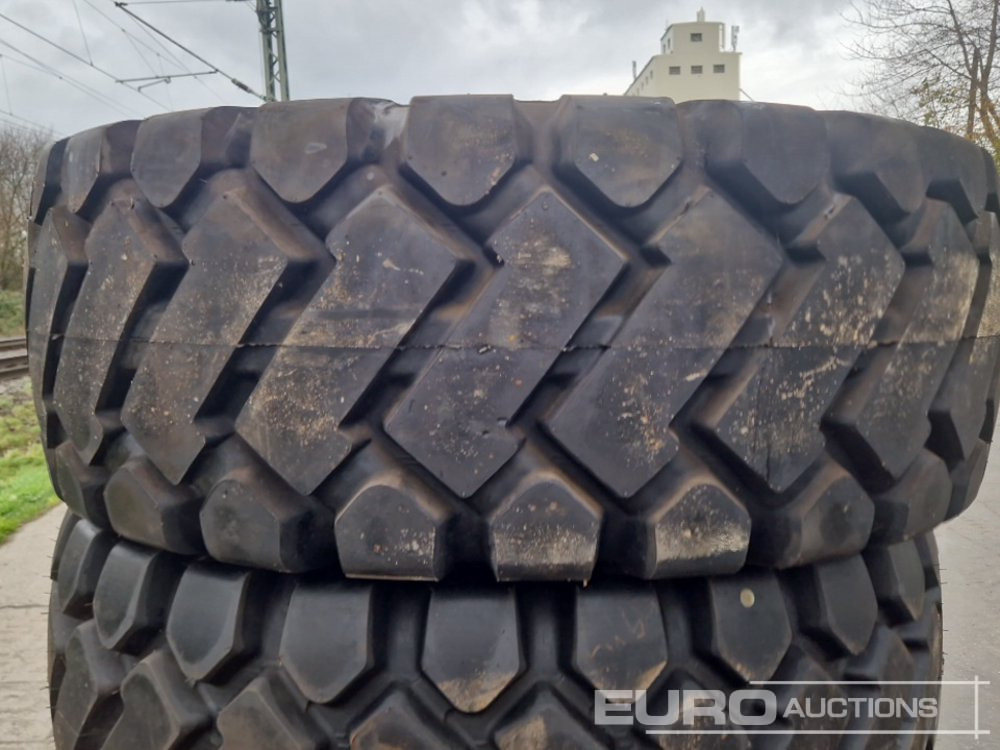 23.5-25 Truck Tyres (3 of) - Pneu: photos 4 23.5-25 Truck Tyres (3 of) - Pneu: photos 4