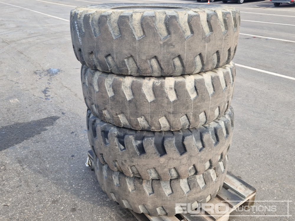 335/80/20 Tyres (4 of) - Pneu: photos 2 335/80/20 Tyres (4 of) - Pneu: photos 2