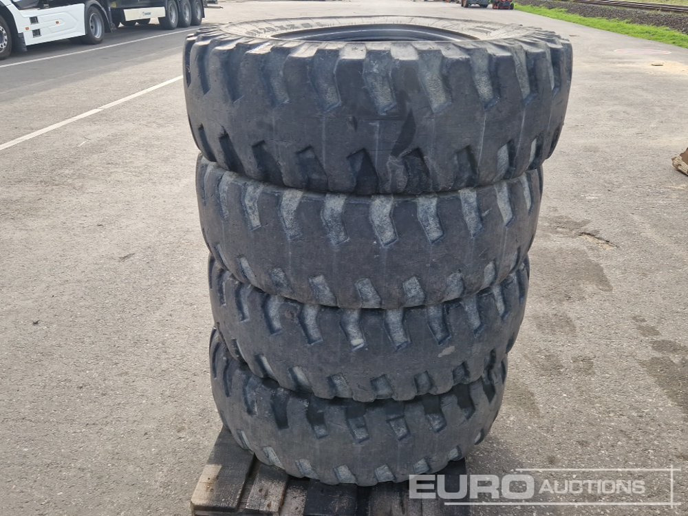 335/80/20 Tyres (4 of) - Pneu: photos 1 335/80/20 Tyres (4 of) - Pneu: photos 1