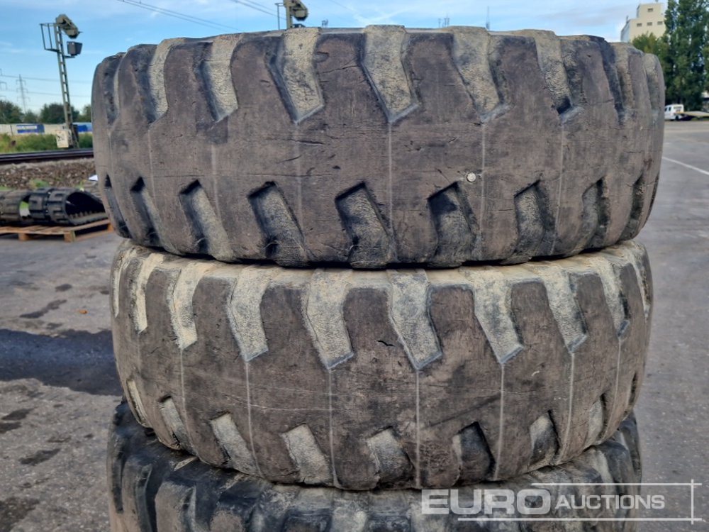335/80/20 Tyres (4 of) - Pneu: photos 3 335/80/20 Tyres (4 of) - Pneu: photos 3