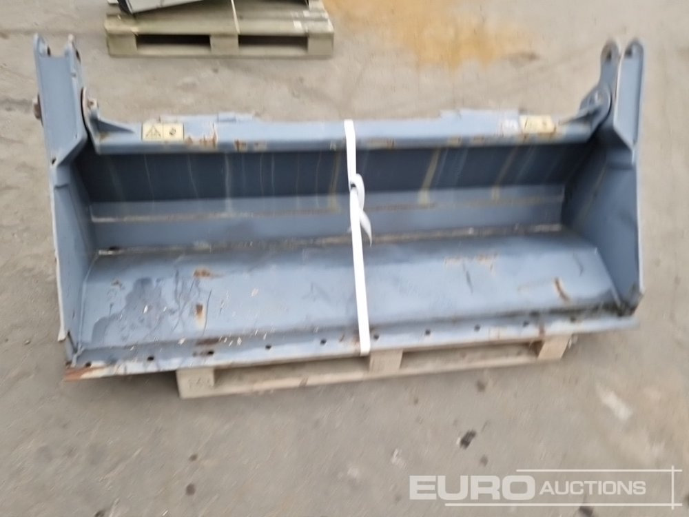 54" 4in1 Front Loading Bucket to suit Gehl 1650R/1650RT/1900 - Godet: photos 5 54" 4in1 Front Loading Bucket to suit Gehl 1650R/1650RT/1900 - Godet: photos 5