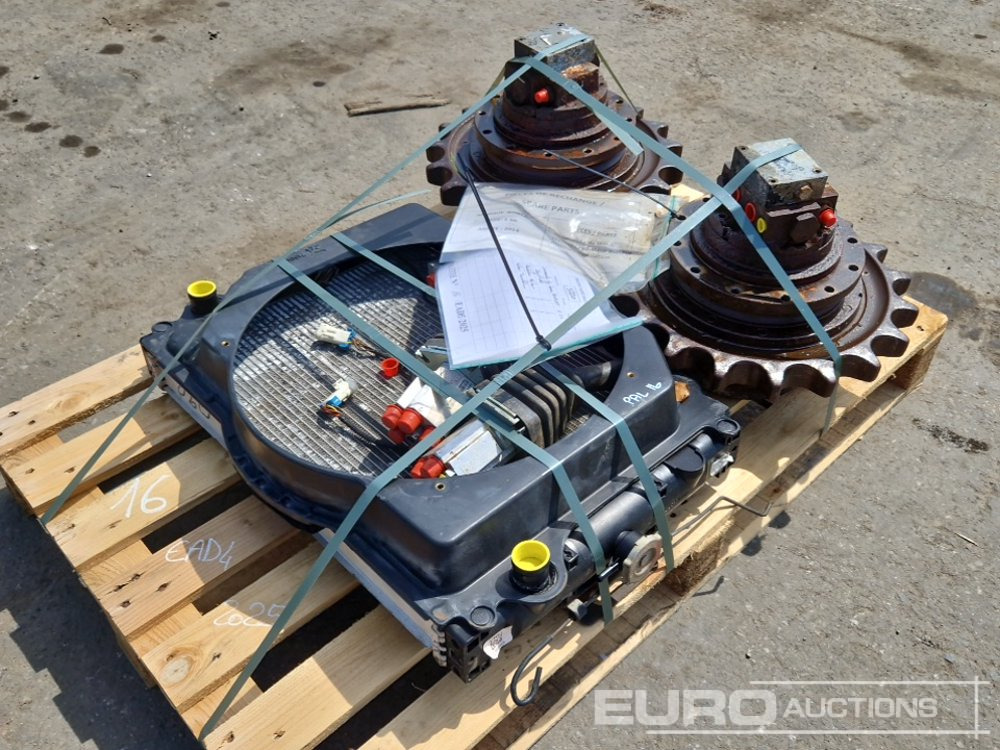 Pallet of Final Drives, Joystick, Radiator to suut Bobcat E50 - Pièces de rechange pour Pelle: photos 2 Pallet of Final Drives, Joystick, Radiator to suut Bobcat E50 - Pièces de rechange pour Pelle: photos 2