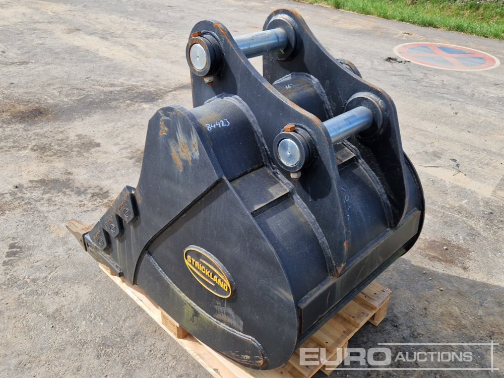Unused Strickland 36" Digging Bucket, 80mm Pin to suit JCB JS160 - Godet: photos 2 Unused Strickland 36" Digging Bucket, 80mm Pin to suit JCB JS160 - Godet: photos 2