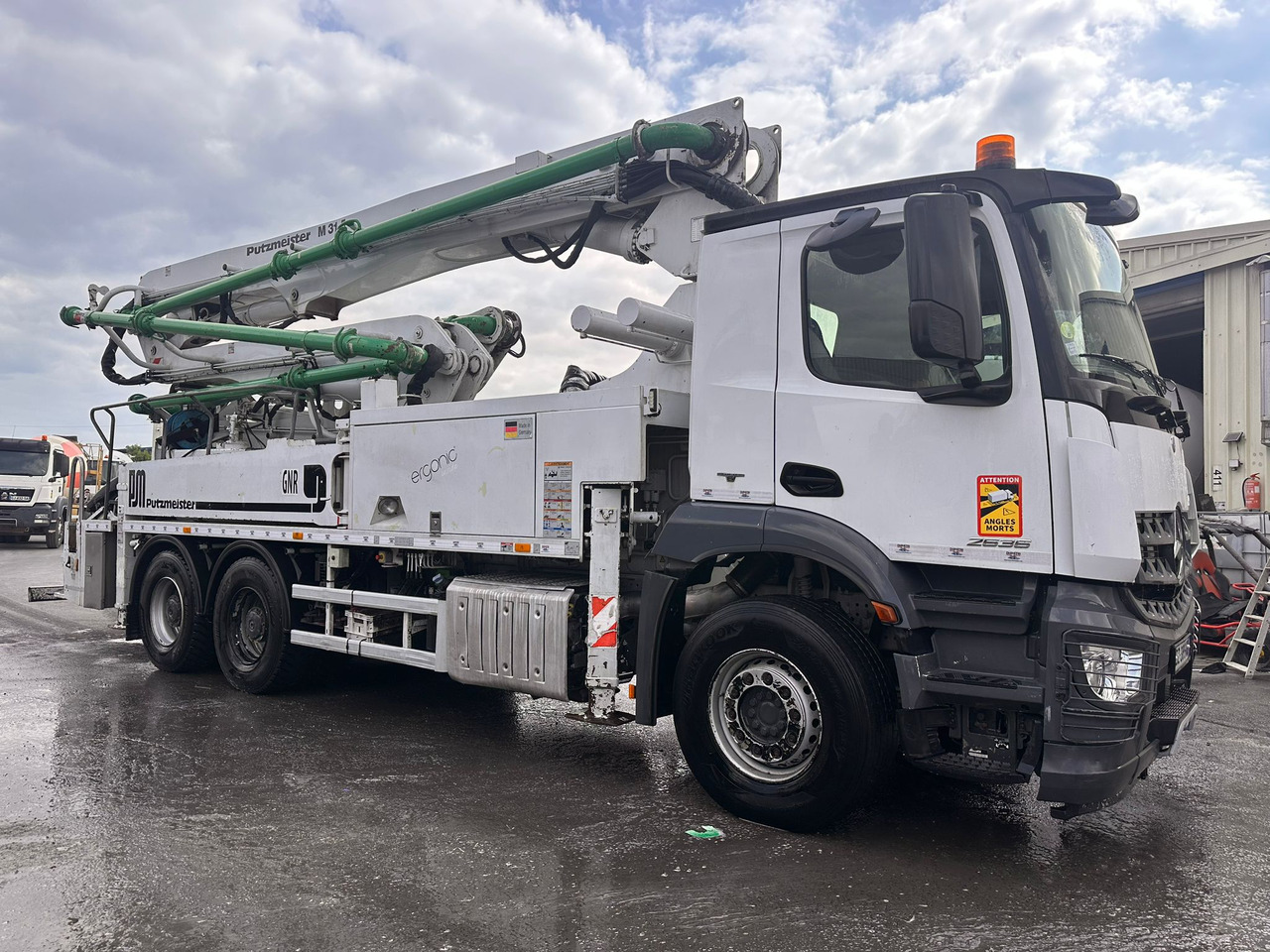 Pompe à béton PUTZ 31m avec cabine Mercedes-Benz Arocs 2636 DZ-389-XG Année 2016 - Camion pompe: photos 3 Pompe à béton PUTZ 31m avec cabine Mercedes-Benz Arocs 2636 DZ-389-XG Année 2016 - Camion pompe: photos 3