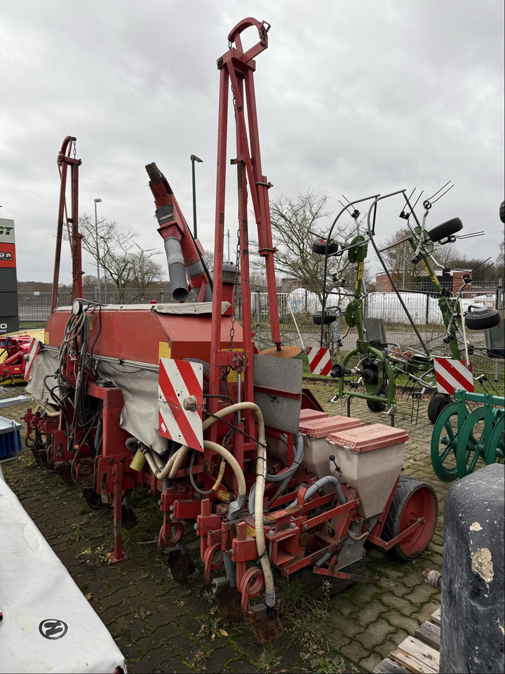 Becker Aeromat T 8-Reihig - Semoir: photos 1 Becker Aeromat T 8-Reihig - Semoir: photos 1