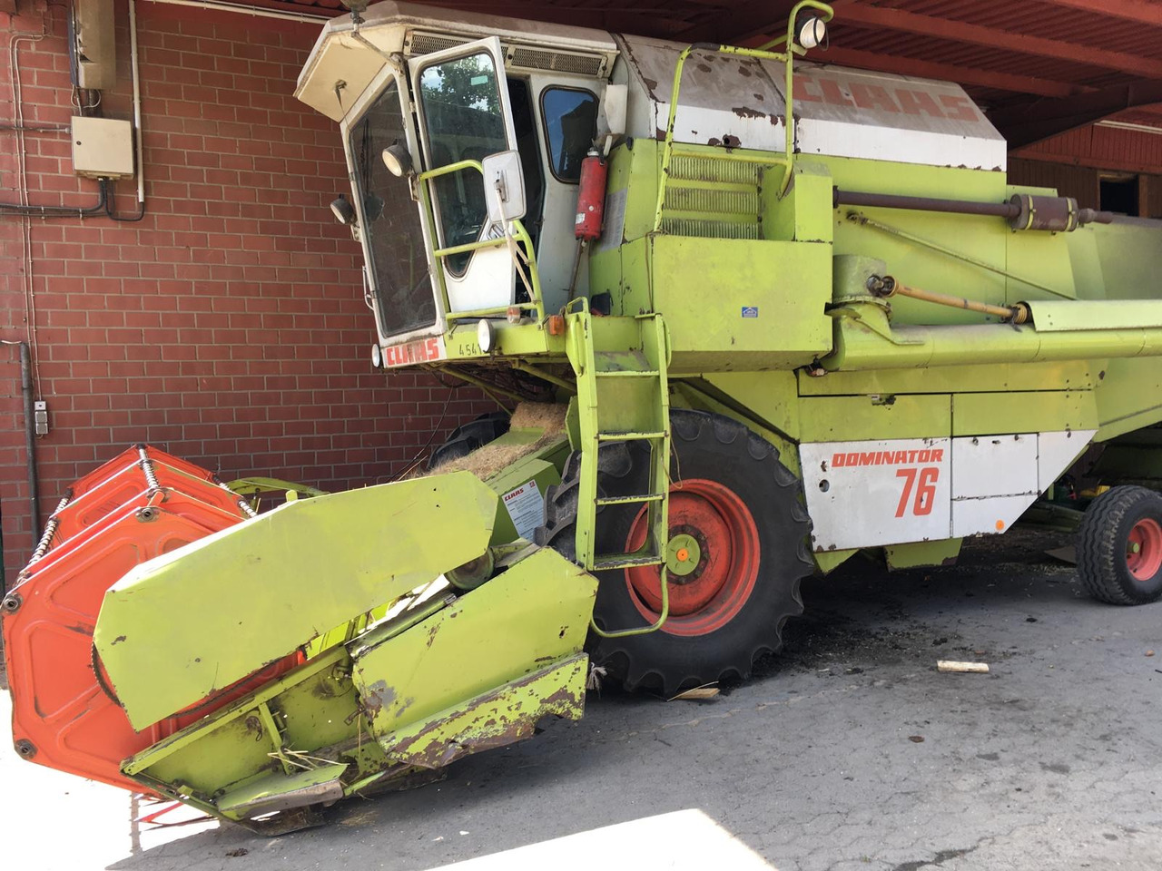 Claas Dominator 76 - Moissonneuse-batteuse: photos 1 Claas Dominator 76 - Moissonneuse-batteuse: photos 1