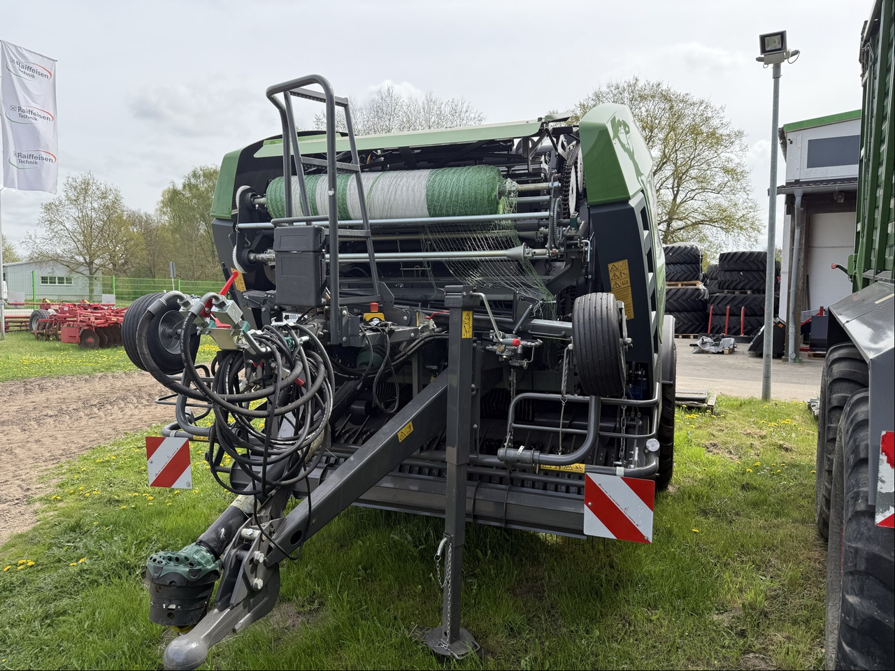 Fendt Press-Wickelkombi Rotana 130 F - Presse à balles cubiques: photos 4 Fendt Press-Wickelkombi Rotana 130 F - Presse à balles cubiques: photos 4