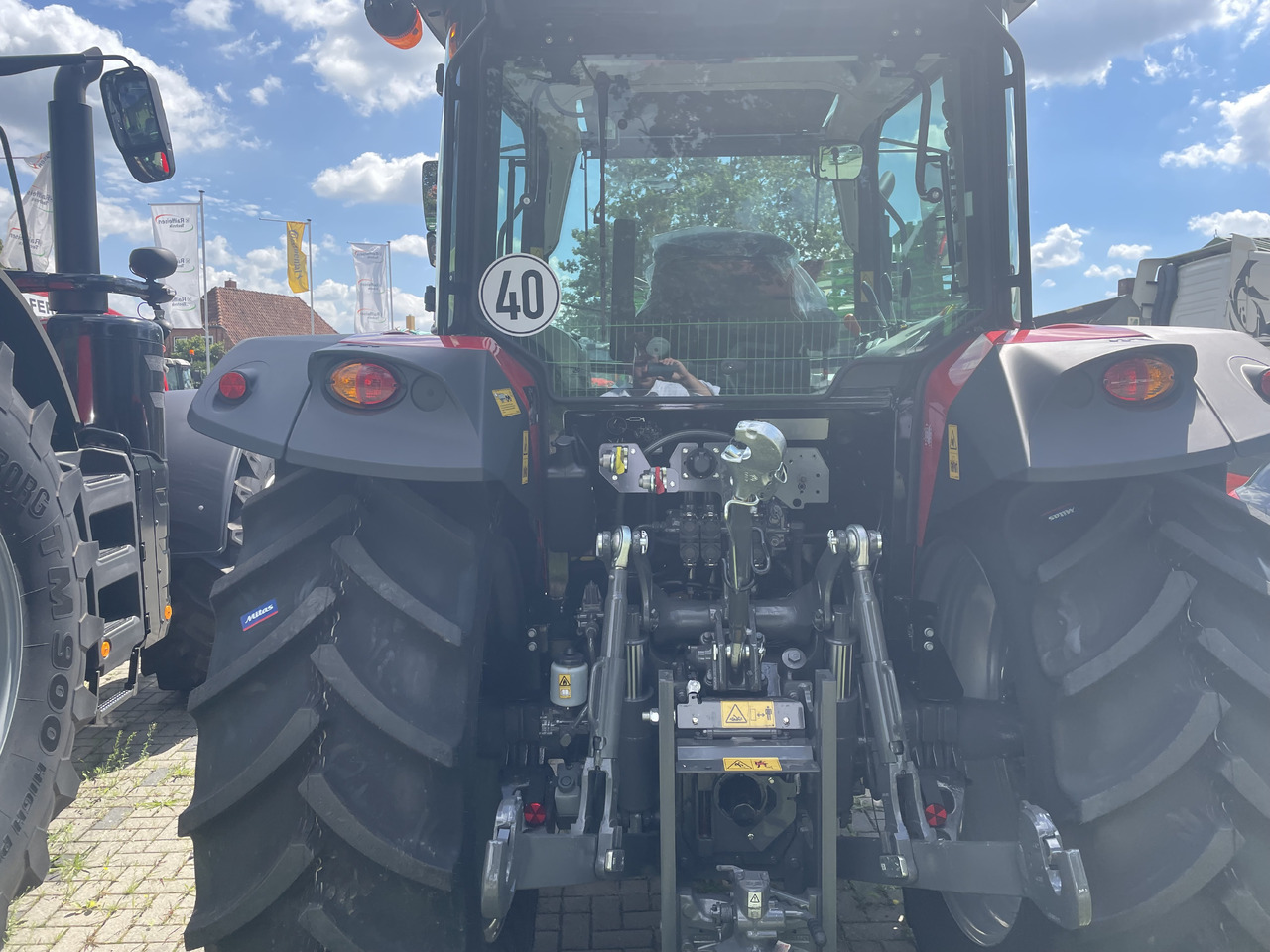 Massey Ferguson 5711M Dyna-4 4WD Cab - Tracteur agricole: photos 2 Massey Ferguson 5711M Dyna-4 4WD Cab - Tracteur agricole: photos 2
