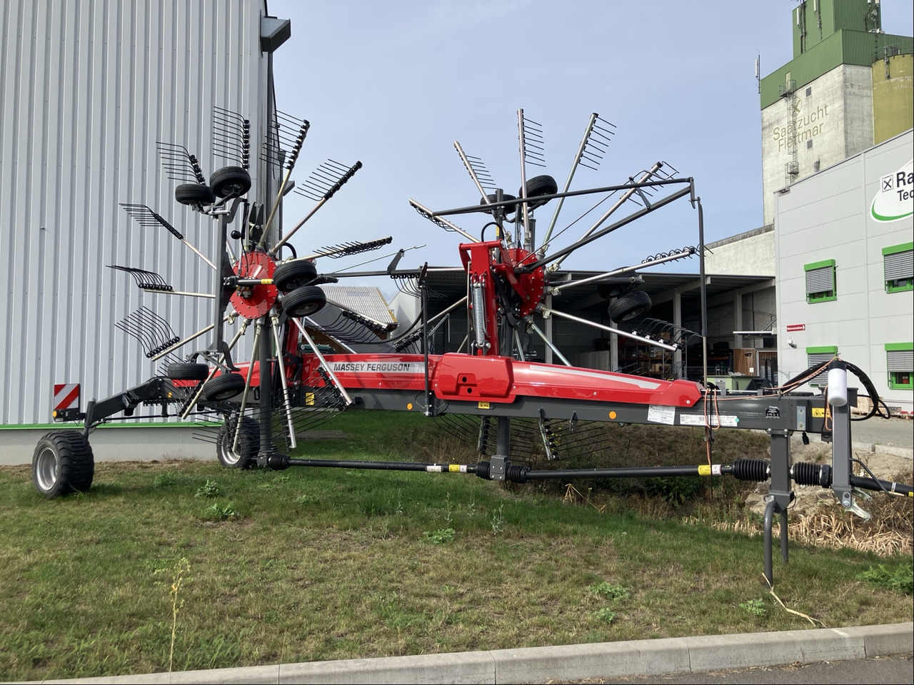 Massey Ferguson RK 842 SD-TRC - Faneuse: photos 1 Massey Ferguson RK 842 SD-TRC - Faneuse: photos 1