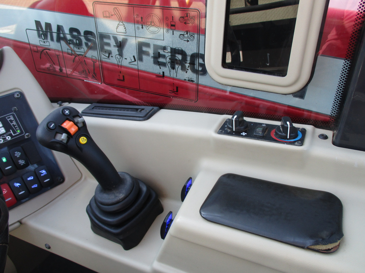Massey Ferguson TH 7038 T4f - Chargeuse: photos 5 Massey Ferguson TH 7038 T4f - Chargeuse: photos 5