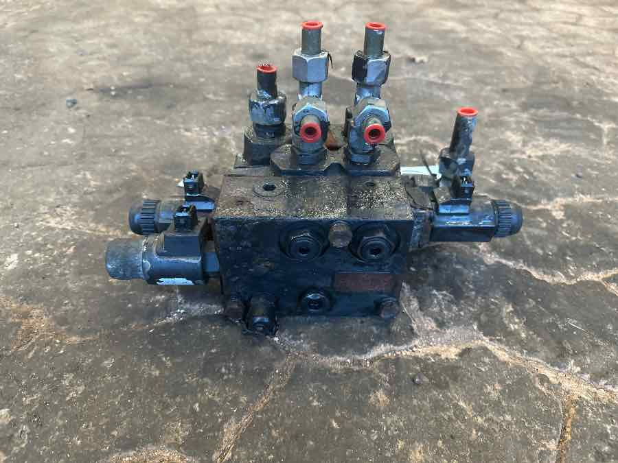 MAN STEERING VALVE  81.47103-6031 - Commande de gouvernail pour Camion: photos 2 MAN STEERING VALVE  81.47103-6031 - Commande de gouvernail pour Camion: photos 2