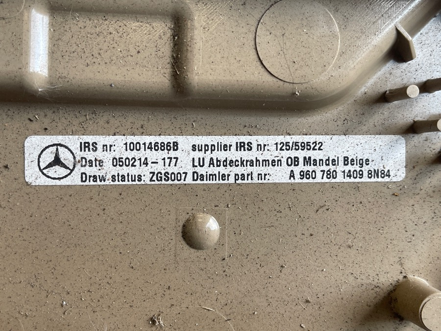 MERCEDES ROOF HATCH BLIND A9607801409 - Cabine et intérieur pour Camion: photos 3 MERCEDES ROOF HATCH BLIND A9607801409 - Cabine et intérieur pour Camion: photos 3