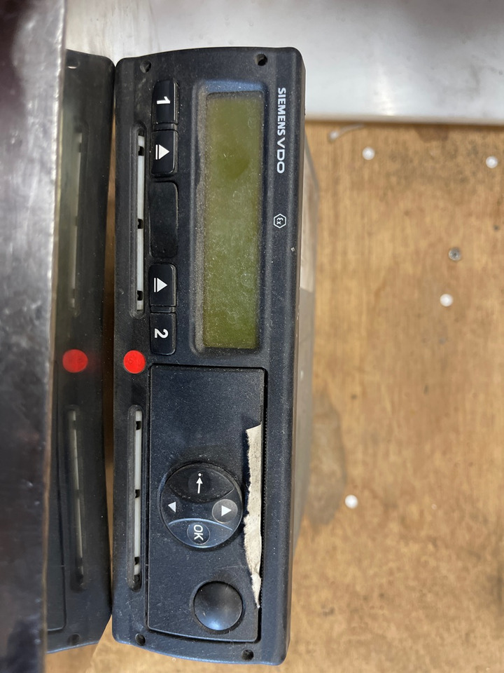 MERCEDES Tachograph A0014462033 /003 1381.2070000039A - Cabine et intérieur pour Camion: photos 2 MERCEDES Tachograph A0014462033 /003 1381.2070000039A - Cabine et intérieur pour Camion: photos 2