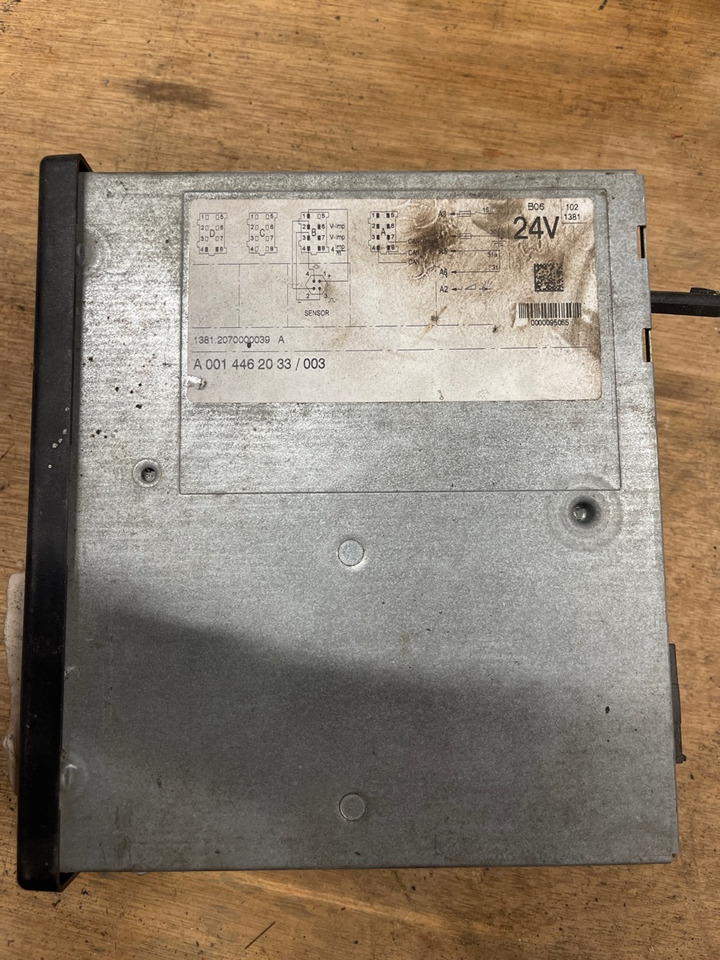 MERCEDES Tachograph A0014462033 /003 1381.2070000039A - Cabine et intérieur pour Camion: photos 1 MERCEDES Tachograph A0014462033 /003 1381.2070000039A - Cabine et intérieur pour Camion: photos 1