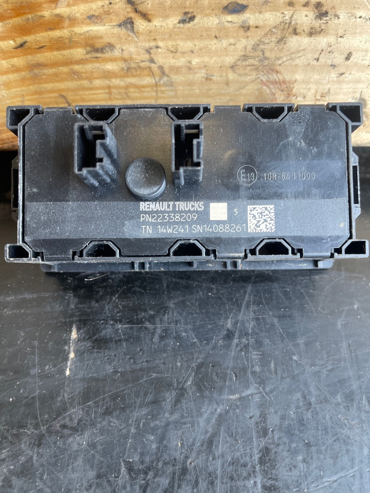 RENAULT SWITCH MODULE 7422338209 - Cabine et intérieur pour Camion: photos 2 RENAULT SWITCH MODULE 7422338209 - Cabine et intérieur pour Camion: photos 2