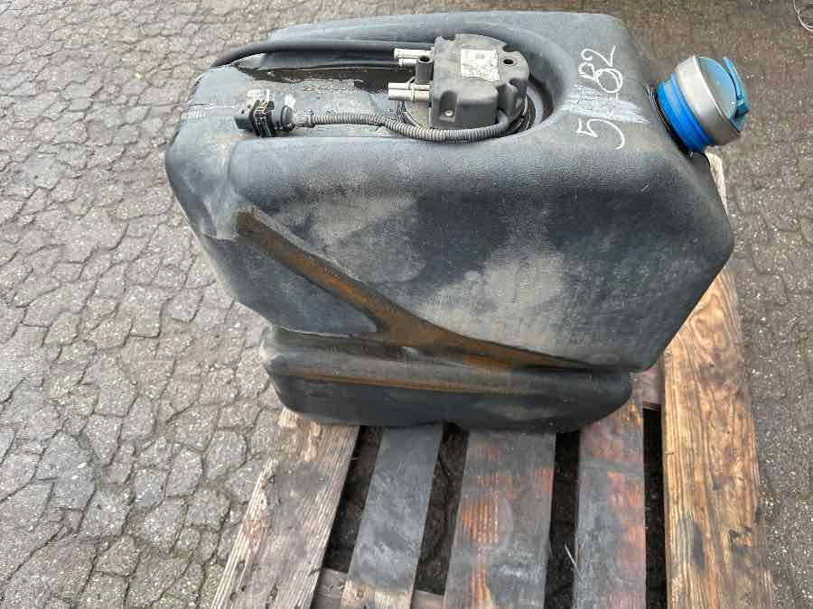 SCANIA ADBLUE TANK 2244863 - Préparation du carburant pour Camion: photos 1 SCANIA ADBLUE TANK 2244863 - Préparation du carburant pour Camion: photos 1