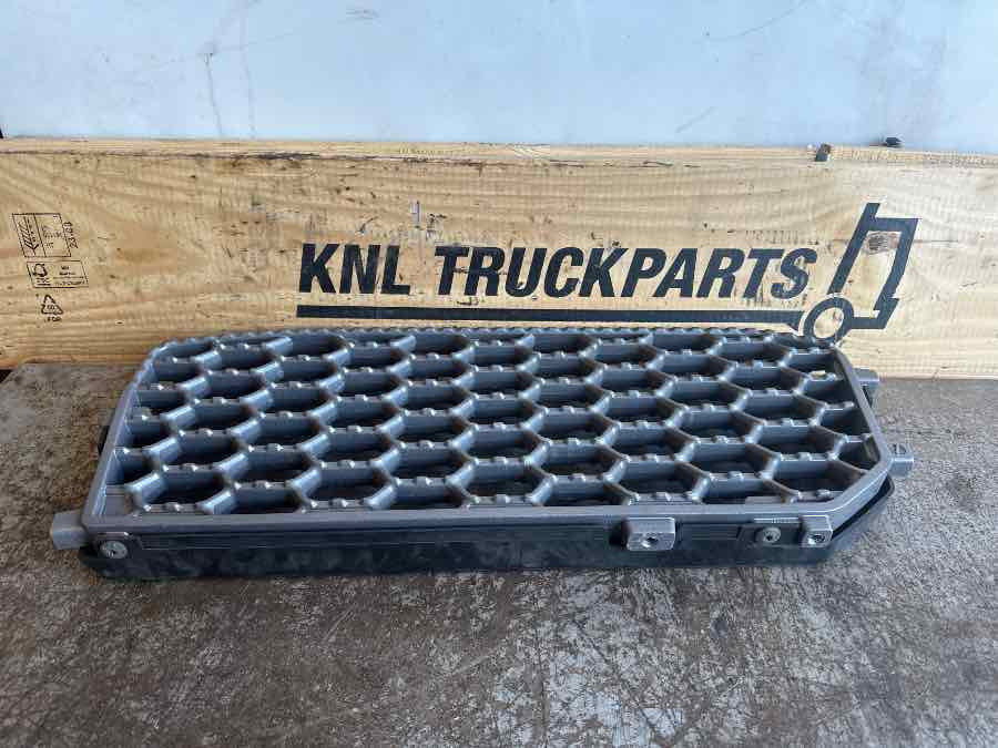SCANIA STEP PLATE 2422408 - Cabine et intérieur pour Camion: photos 1 SCANIA STEP PLATE 2422408 - Cabine et intérieur pour Camion: photos 1
