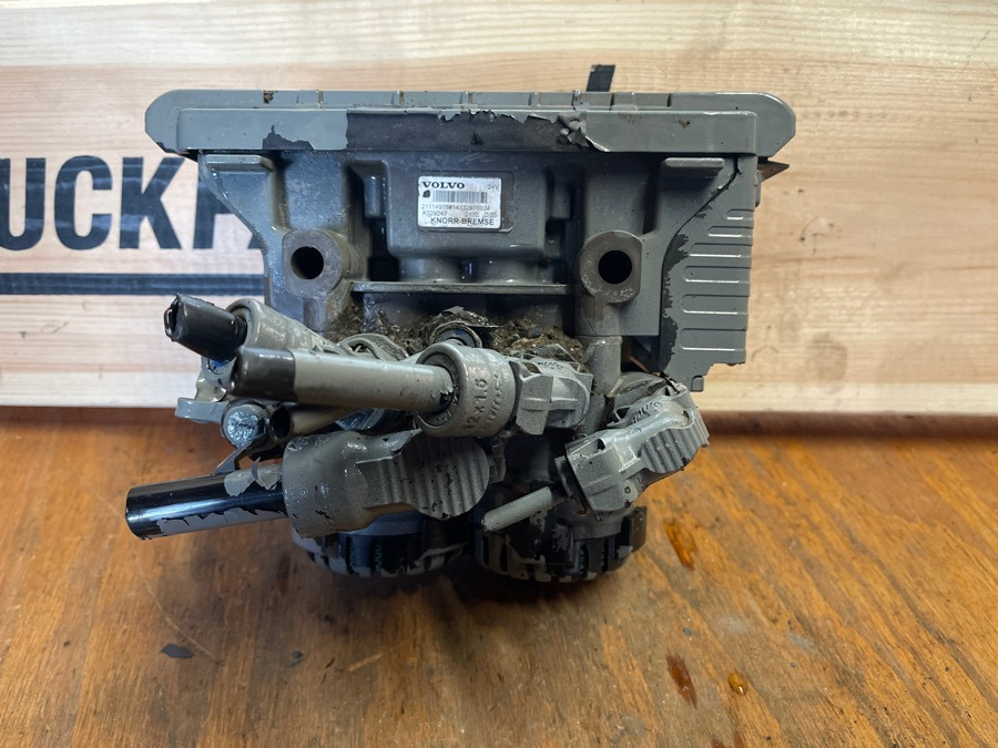 VOLVO VALVE 21114975 - Valve de frein pour Camion: photos 1 VOLVO VALVE 21114975 - Valve de frein pour Camion: photos 1