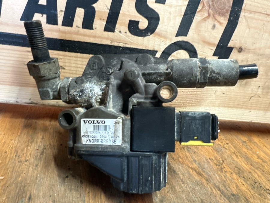VOLVO VALVE 21327360 - Valve de frein pour Camion: photos 1 VOLVO VALVE 21327360 - Valve de frein pour Camion: photos 1