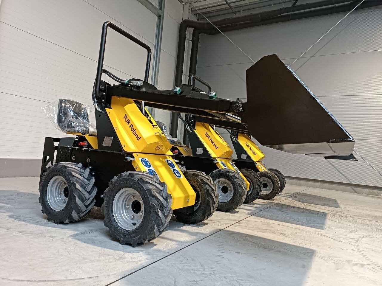 Tur Poland Mini Loader TUR N 520 Mini Hoflader Kompaktlader Briggs&Stratton - Mini chargeuse: photos 1 Tur Poland Mini Loader TUR N 520 Mini Hoflader Kompaktlader Briggs&Stratton - Mini chargeuse: photos 1