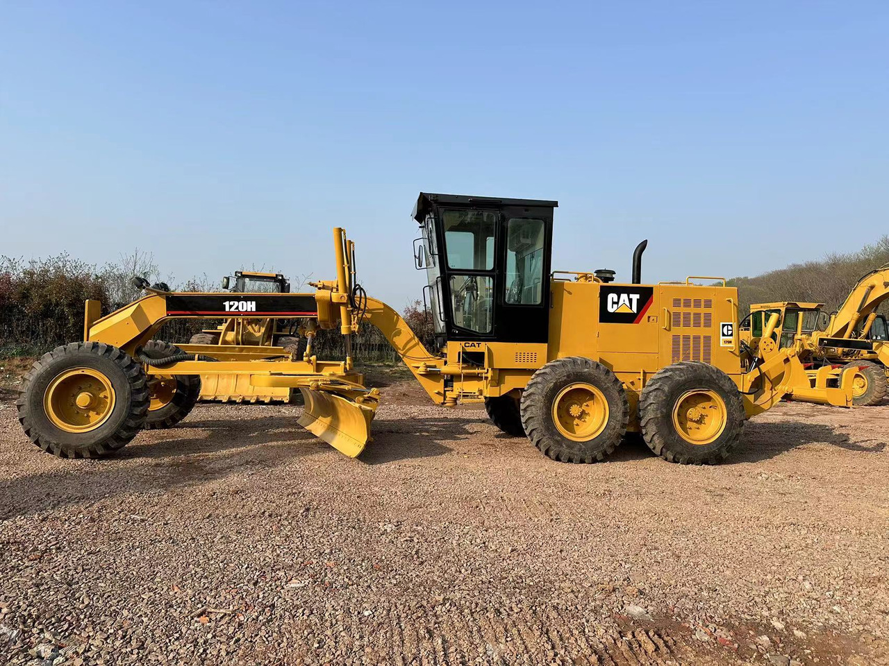 CATERPILLAR 120H motor grader - Niveleuse: photos 1 CATERPILLAR 120H motor grader - Niveleuse: photos 1