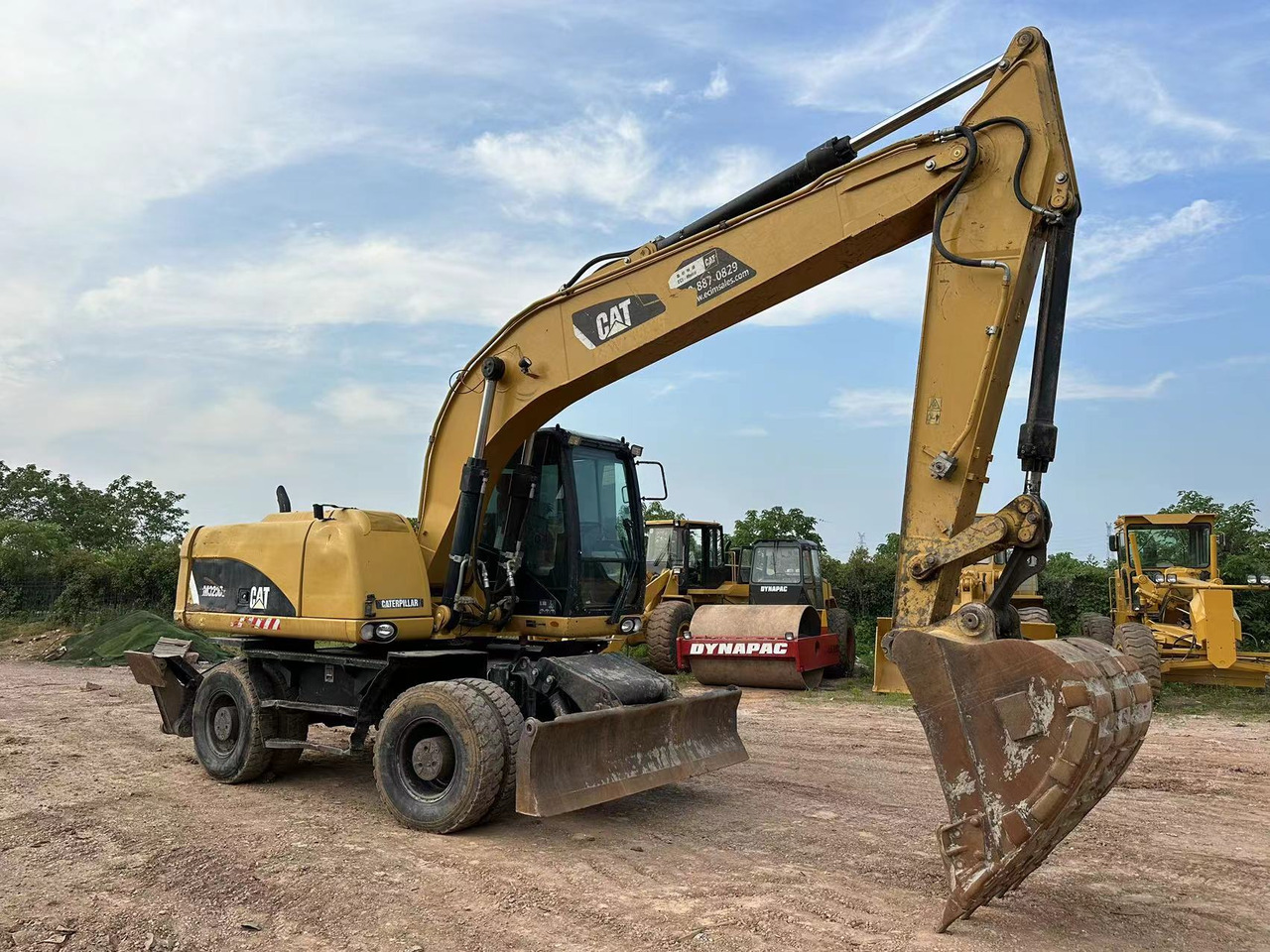 Pelle sur pneus CATERPILLAR M320D2: photos 1
