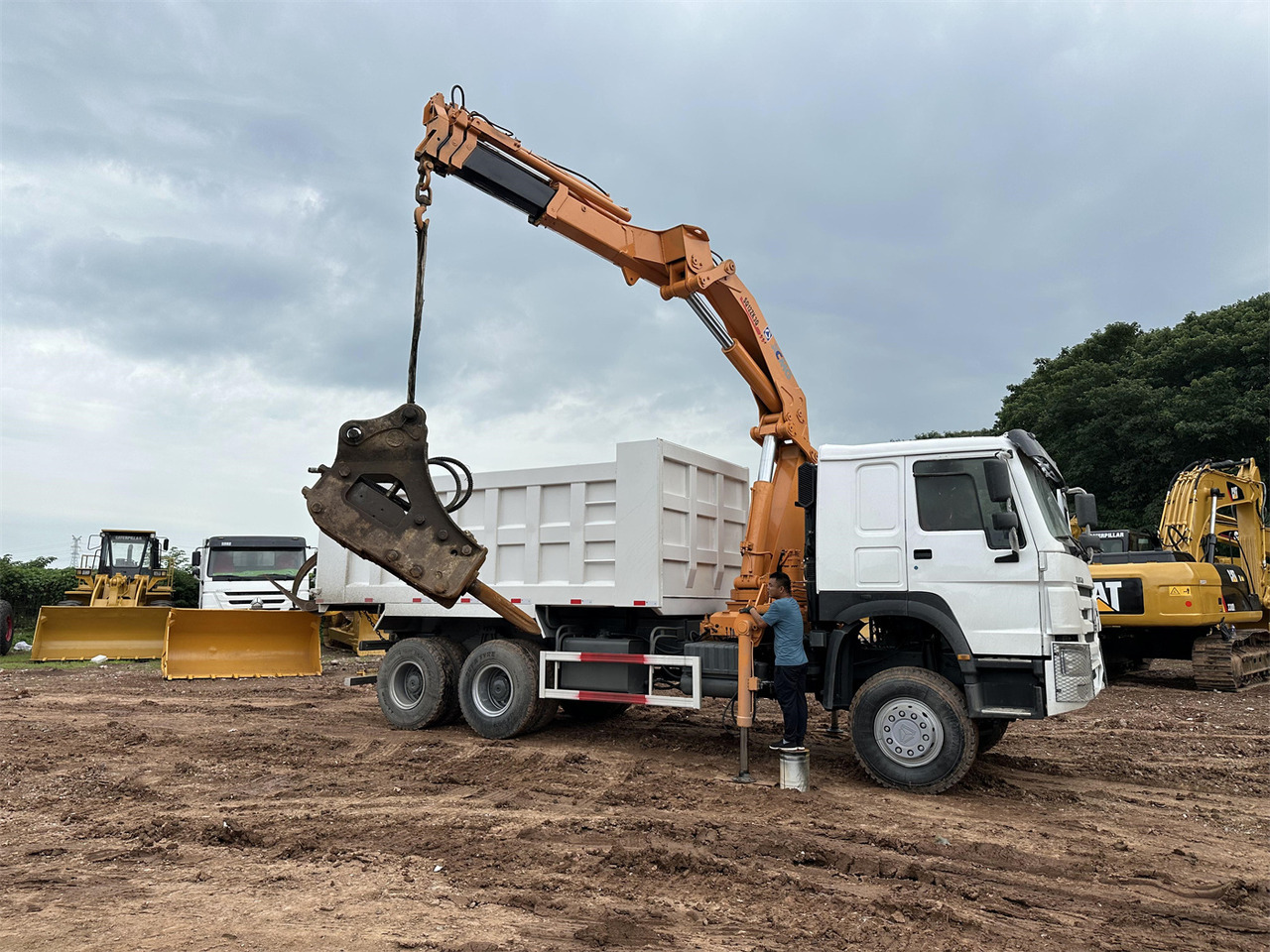 HOWO 371 Mounted Crane Dump truck - Camion grue: photos 1 HOWO 371 Mounted Crane Dump truck - Camion grue: photos 1
