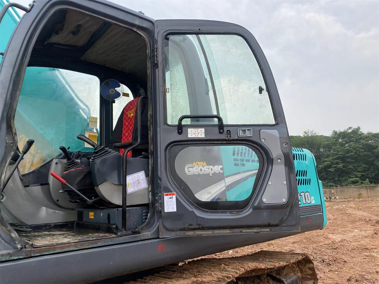 KOBELCO SK210LC-8 - Pelle sur chenille: photos 5 KOBELCO SK210LC-8 - Pelle sur chenille: photos 5