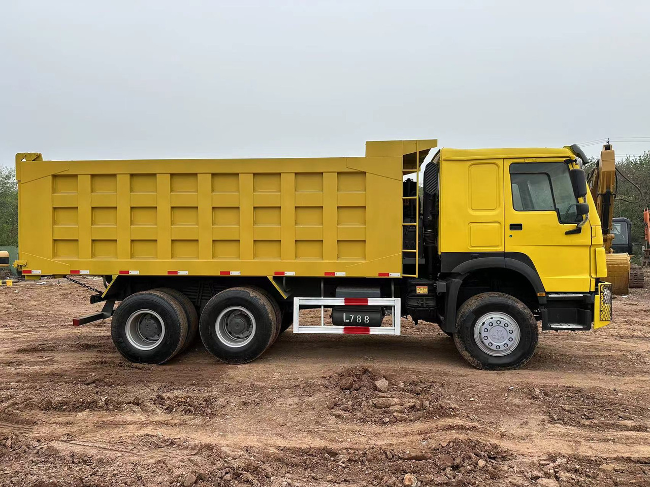 Camion benne pour transport de équipements lourds SINOTRUK Howo Dump truck 371: photos 1