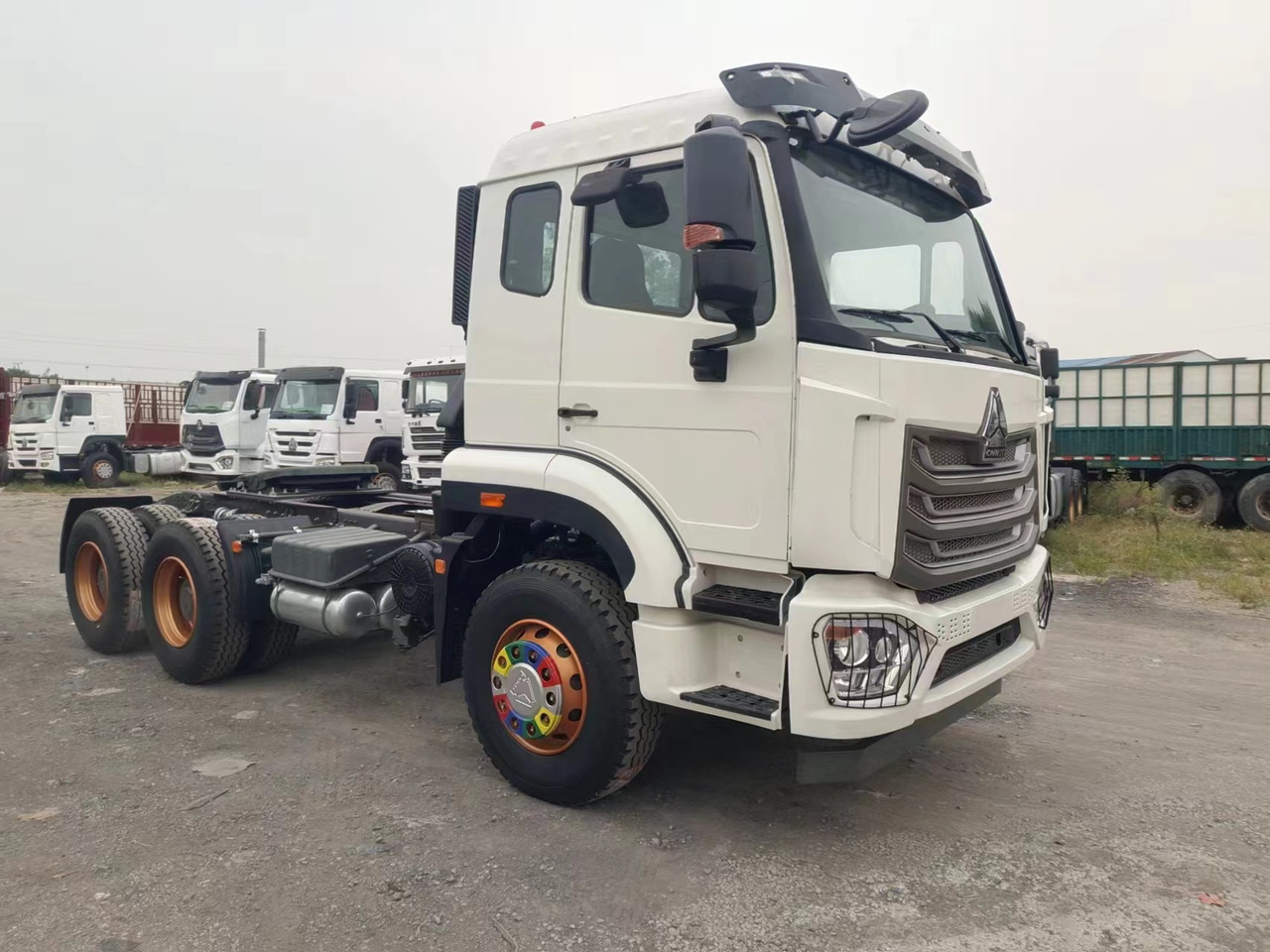 SINOTRUK HOWO 371hp 6X4 Tractor unit - Tracteur routier: photos 3 SINOTRUK HOWO 371hp 6X4 Tractor unit - Tracteur routier: photos 3