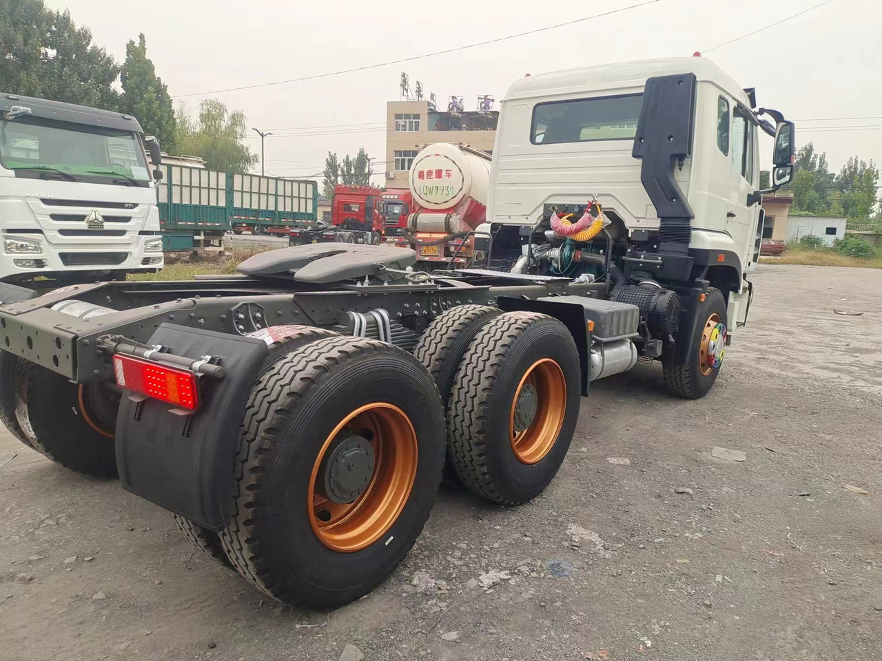 SINOTRUK HOWO 371hp 6X4 Tractor unit - Tracteur routier: photos 4 SINOTRUK HOWO 371hp 6X4 Tractor unit - Tracteur routier: photos 4